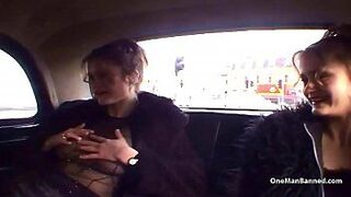 Счастливчики играют с близнецами в машине - порно видео