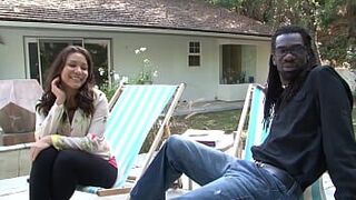 Азиатка обожает большой черный член - порно видео
