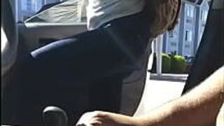 Я никогда не видел такой голодной уличной проститутки с возбужденным членом - порно видео