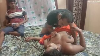 Муж с маленьким пенисом делит свою жену с братом ... Кончил в ее киску !! - порно видео