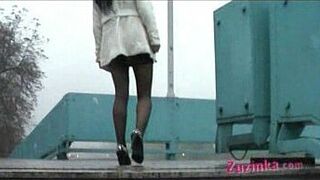 Эксгибиционизм на мосту - порно видео