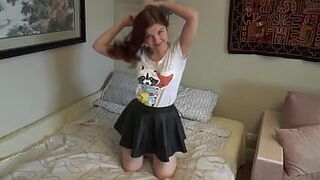 Мой отчим знает, как трахнуть мою тугую кошечку! - порно видео