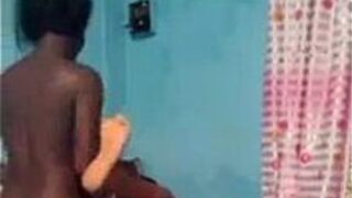 Девушка трахает мужчину большим членом - порно видео