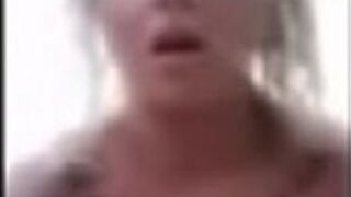 Глупая шлюха с большими сиськами - порно видео