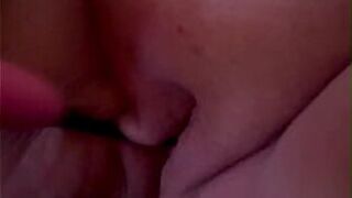 Моя бритая киска брызгает большим количеством спермы - порно видео