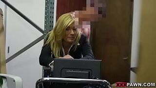 Горячую милфу отшпилили в ломбарде - порно видео