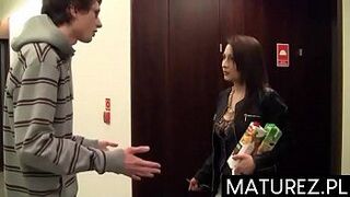 Польская милфа - горячая милфа и ее молодой поклонник - порно видео