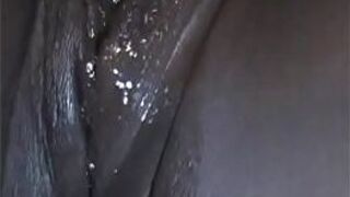 Мокрая киска делает реку - порно видео