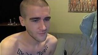 Шлюху с розовыми волосами жестко трахнул ее бойфренд на видео перед камерой - порно видео