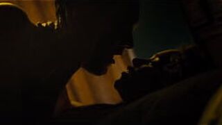 Эмилия Кларк вне подозрений - порно видео