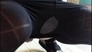 пописать на пол - порно видео