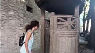 Я писаю снаружи в средневековом туалете - порно видео