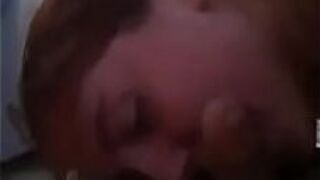 Моя девушка отсасывает у меня - порно видео