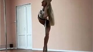 Подруга в тюбике - порно видео