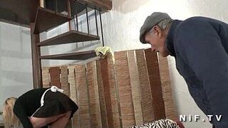 Французская горничная жестко трахнута в тройничке с папи-вуайеристом - порно видео