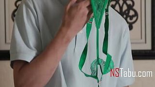 Нюхаю трусики мачехи - порно видео
