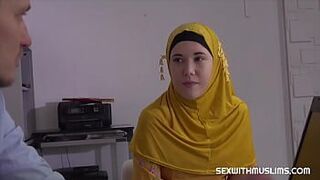 Нет ничего лучше, чем трахать крошку в хиджабе - порно видео