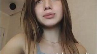 Великолепная тинка с красивыми глазами ждет тебя - порно видео