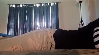 Отчаявшийся паренек трахается с кроватью и кончает - порно видео