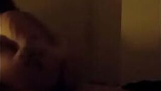 Он сидел охотно, пока не вошел внутрь. - порно видео