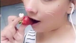 Омния засовывает баклажан в свою киску - порно видео