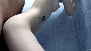 Вкусный секс в душе - порно видео