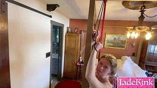 Покорная шлюха со связанными руками и БДСМ стоячим сексом - порно видео
